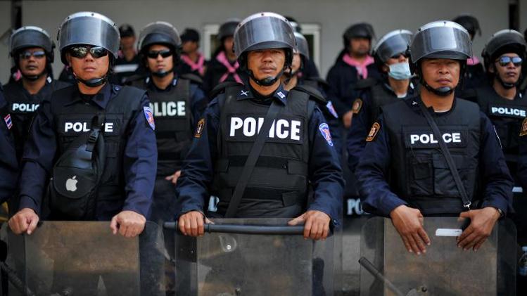 Thailand riots: police launch operation to retake govt sites