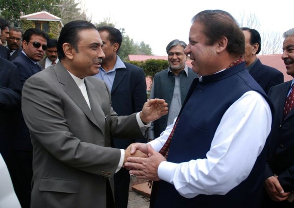 Nawaz drives Zardari to Jati Umrah from helipad