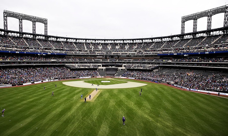 Teams captained by Shane Warne and Sachin Tendulkar play during a Cricket All-Star exhibition match at Citi Field in New York, November 7, 2015. The event was the first of three games to be played for the first time in American baseball parks. REUTERS/Dominick Reuter