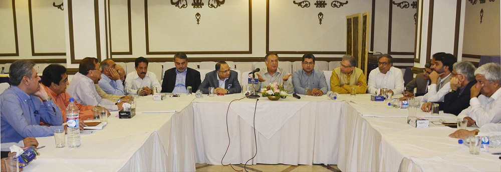 Senator Pervaiz Rasheed addressing the APNS delegation in Islamabad on May 6, 2016.