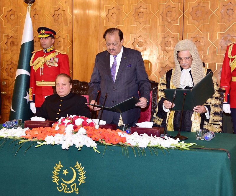 President Mamnoon Hussain administering the oath of office to Justice Mian Saqib Nisar as Chief Justice of Pakistan at Aiwan-e-Sadr, Islamabad on December 31, 2016. Prime Minister Muhammad Nawaz Sharif is also present.