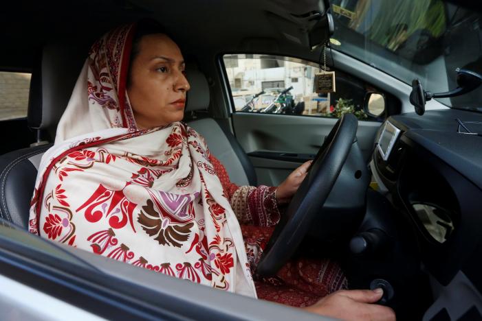 Aasia Abdul Aziz, one of the pioneer women drivers of Careem, drives her car in Karachi, Pakistan December 6, 2016. REUTERS/Akhtar Soomro