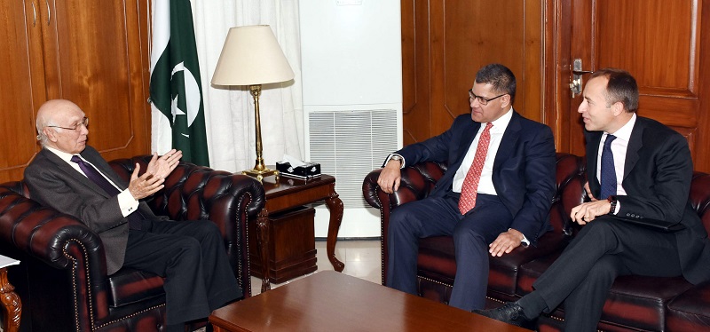 ADVISER TO THE PRIME MINISTER ON FOREIGN AFFAIRS, SARTAJ AZIZ IN A MEETING WITH THE PARLIAMENTARY UNDER SECRETARY OF STATE FOR FOREIGN AND COMMONWEALTH OFFICE OF UK RT. HON. ALOK SHARMA IN ISLAMABAD ON JANUARY 04, 2017.